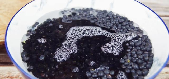 炒黑豆的做法，黑豆的十种吃法大全集（93岁老奶奶吃了60年的黑豆营养做法）