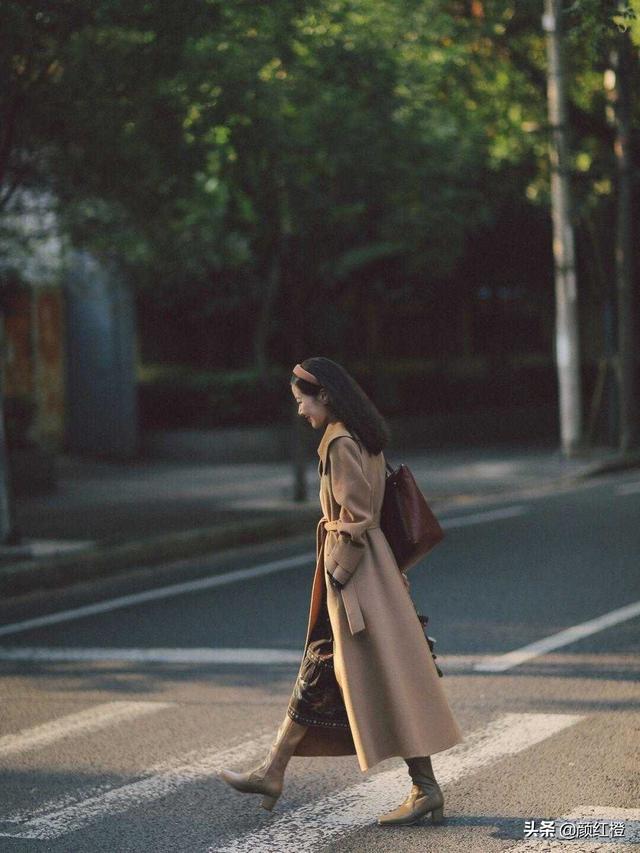 青灰色是什么颜色，正常的平菇是什么颜色（35+女性穿衣千万别盲从）