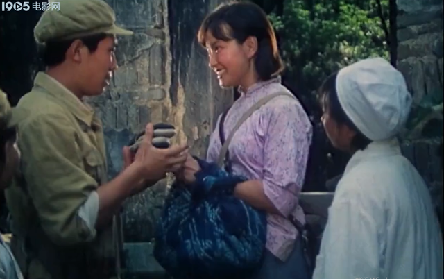 童年第三章主要内容，童年第三章主要内容概括10字（《小花》原著《桐柏英雄》的故事梗概）