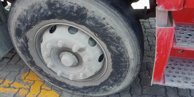 车顶放饮料价目表，车顶放水瓶是什么意思（货车司机差点丢命）