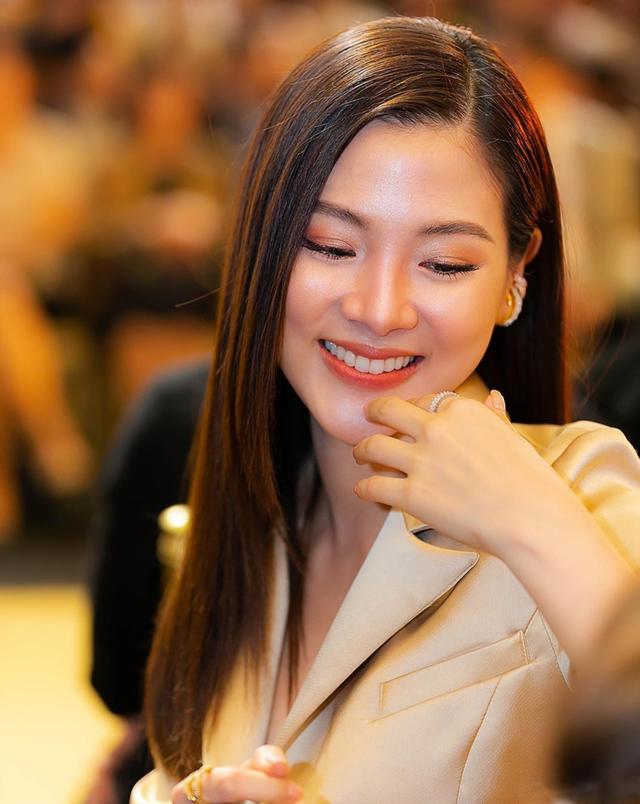 泰国小水扮演者，泰国小水扮演者叫啥（27岁泰星平采娜穿西装变御姐）