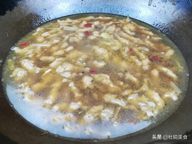酸辣鱼汤的做法，酸辣鱼汤的家常做法（酸辣爽口的秘密全在这碗小鱼汤里）