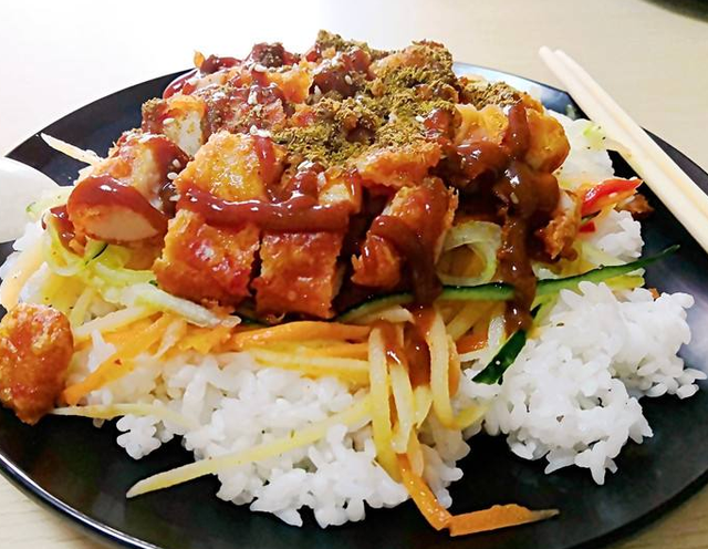 鸡排是鸡胸肉吗，鸡排是哪个部位_鸡排是鸡的哪个部位的肉（放什么酱料都好吃）