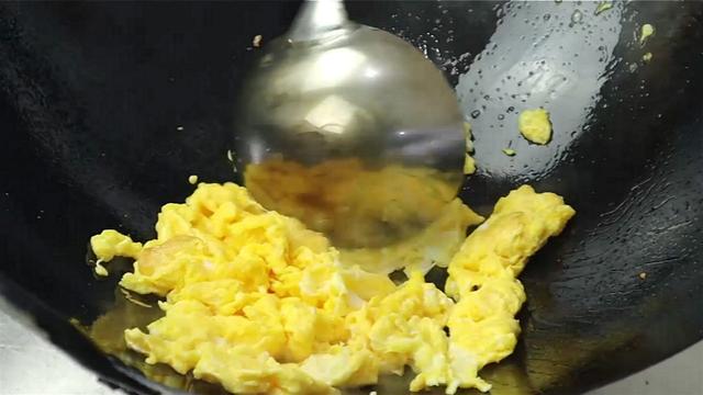 洋葱鸡蛋怎么炒，洋葱鸡蛋怎么炒好吃（洋葱炒蛋下锅顺序很重要）
