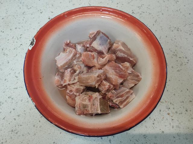 炖排骨什么时候放盐最好，炖排骨汤时什么时候放盐好（难怪排骨发柴不软烂）