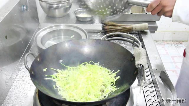 圆白菜炒粉丝的做法，圆白菜炒粉家常做法（包菜炒粉条粉怎么做更好吃）