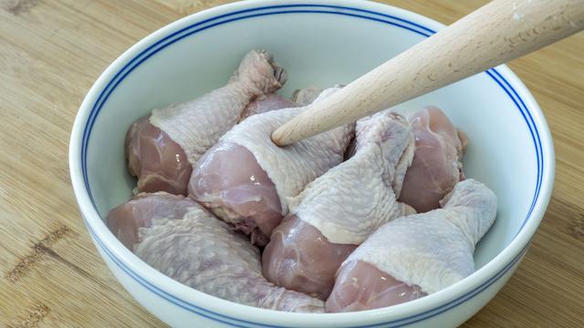 怎么炸鸡腿好吃又简单，怎么炸鸡腿肉又酥又脆（教你在家简单炸鸡腿）