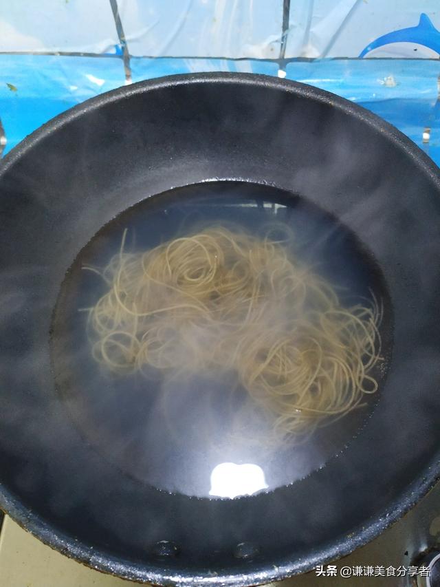 怎样做美味的白菜粉条炒肉末，白菜猪肉炒粉条怎么做（白菜粉条炒肉末就上桌了）