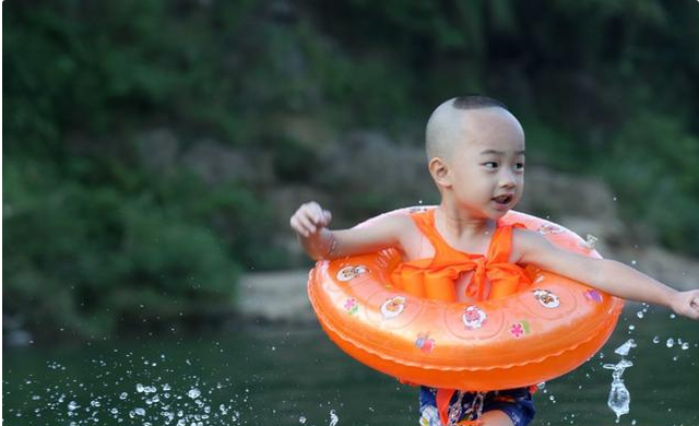 梦见小孩掉水里了是什么意思，梦见小孩掉水里什么意思（梦里村妇跌跌撞撞往河边赶）