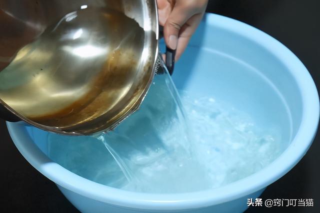 衣服褪色怎么处理，教你一个“土方法”