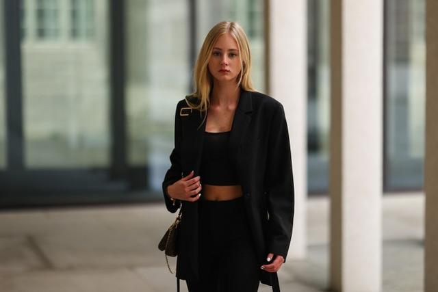 蕾丝开叉安全裤是什么，蕾丝花边安全裤（时髦女性快来选择开叉服饰吧）