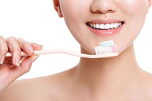 电动牙刷怎么刷牙，如何用电动牙刷刷牙（用“电动牙刷”刷牙是否更健康）