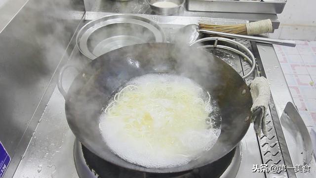 武汉热干面的做法，正宗武汉热干面酱料做法（街边5块钱一碗的热干面）