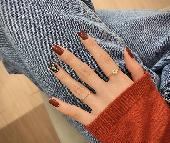 秋天指甲做什么颜色显白，适合冬天显白的指甲颜色（难怪女星大咖们都超爱）