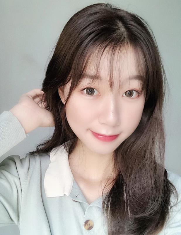 蒜头鼻女生的鼻梁往往相对比较塌一些,鼻梁较宽.