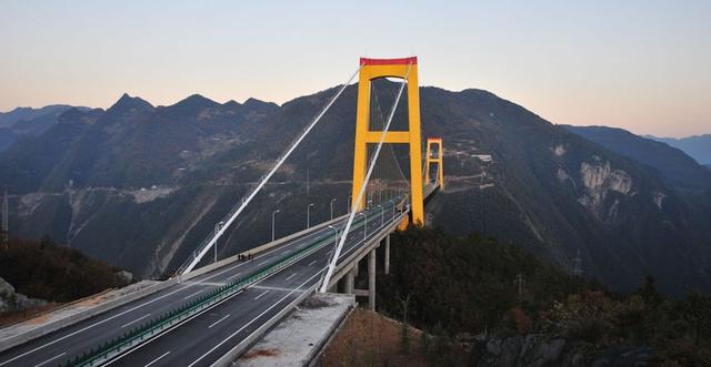 四渡河特大桥，投资6.18亿元（四渡河特大桥的主桥属于）