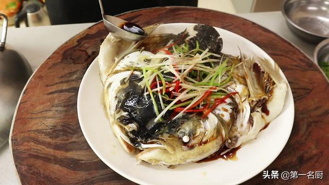 鱼头怎么做好吃，这才是“清蒸鱼头”最好吃的做法（鱼头怎么做好吃又简单视频）