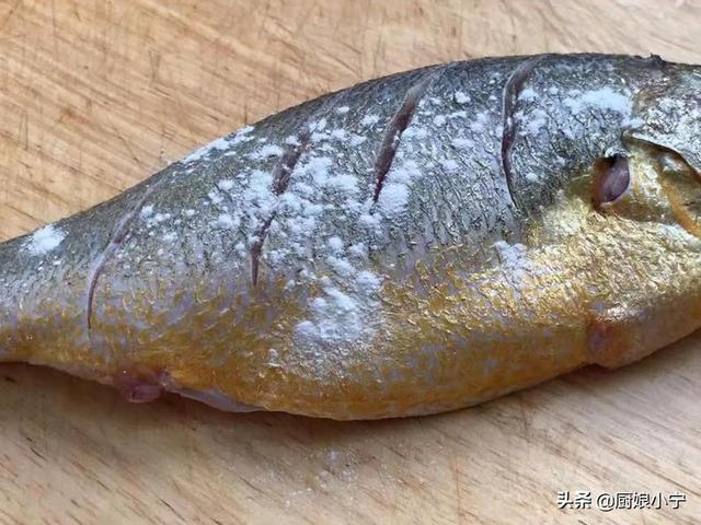 介绍煎鱼防粘锅的方法，介绍煎鱼防粘锅的方法作文（煎鱼不能直接下油锅）