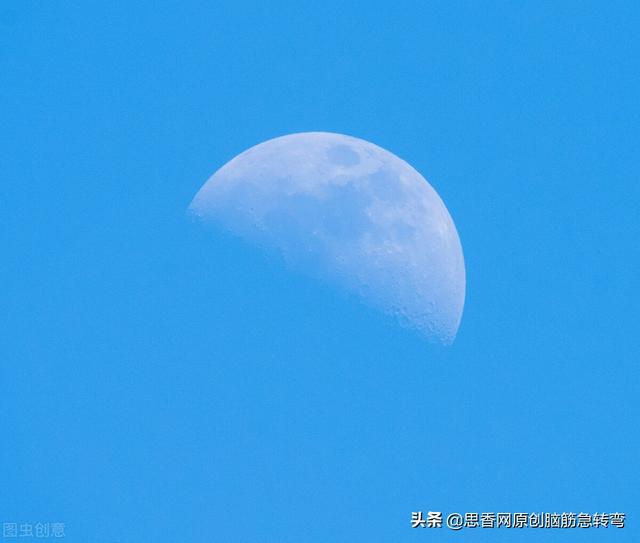 半个月亮是什么字，半个月亮是什么字谜（它笑大家热<打常用物>）