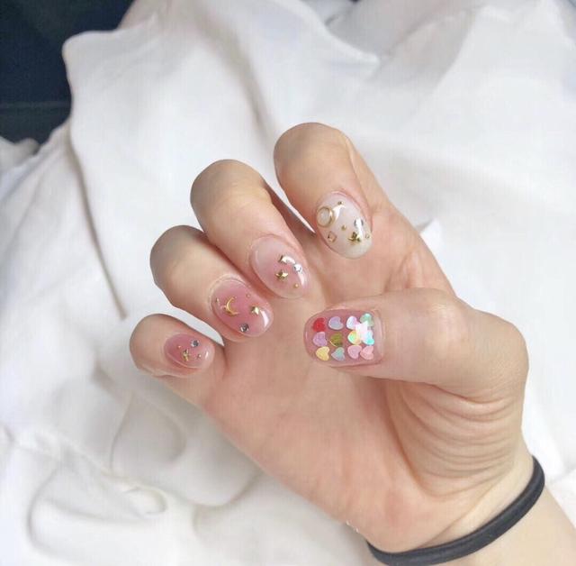 透明指甲油怎么涂好看，指甲涂透明指甲油好不好（赶走夏日炎热怎能少得了它）