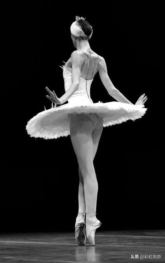 古典芭蕾和现在的芭蕾有哪些不同之处，古典芭蕾和现代芭蕾各有什么 特点（我们对芭蕾舞几乎一无所知）
