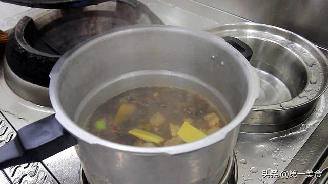 土豆炖牛肉的家常做法，土豆炖牛肉家常做法最简单（厨师长分享牛腩炖土豆的家常做法）
