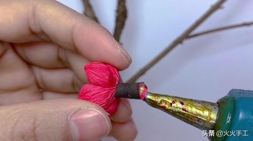 红梅花的寓意是什么，红梅花代表什么象征意义（而我用枯树枝和纸做了一枝梅花）
