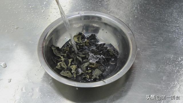 泥鳅怎么做好吃，豆腐烧泥鳅怎么做好吃（补虚养胃一点土腥味都没有）