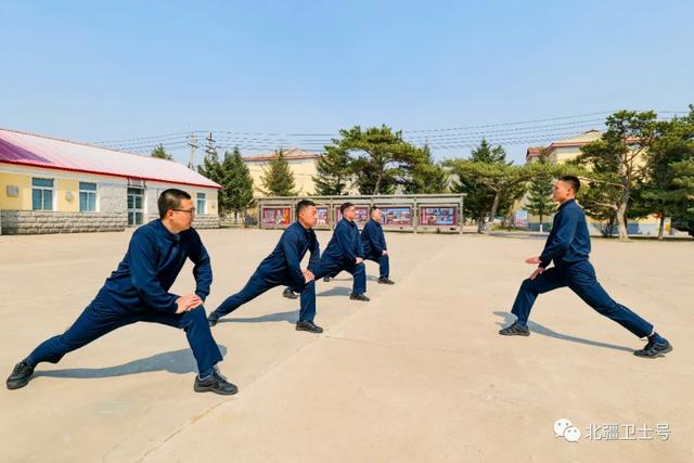 文职蓝色领章，“孔雀蓝”在北疆绽放
