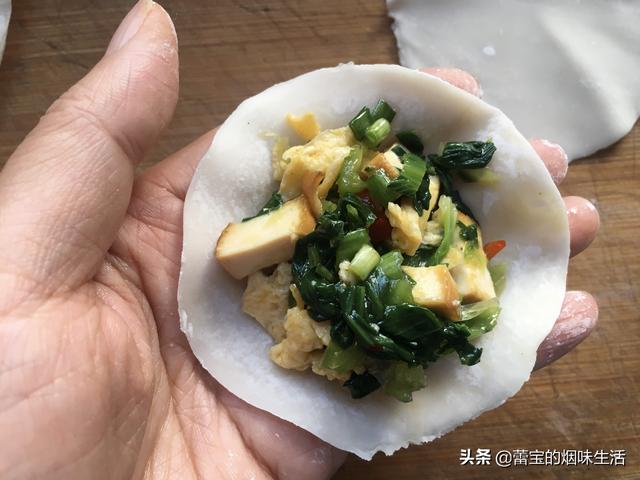 圆饺子皮的包法，圆饺子皮怎么包简单又好看（一根叉子就能还你一朵花）