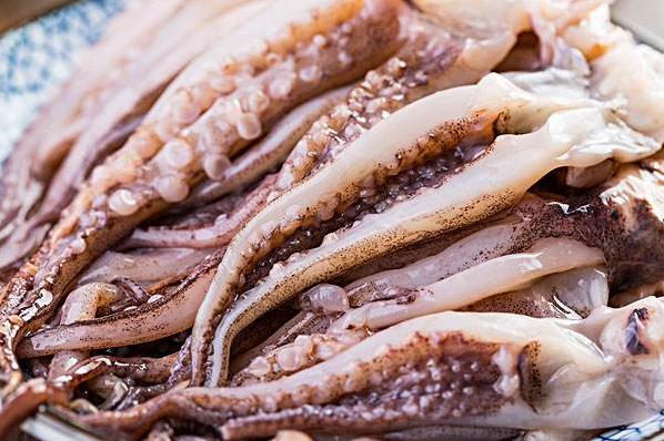 鱿鱼须的营养价值及功效与作用，鱿鱼的功效与作用及营养（美味大众酱香鱿鱼须）