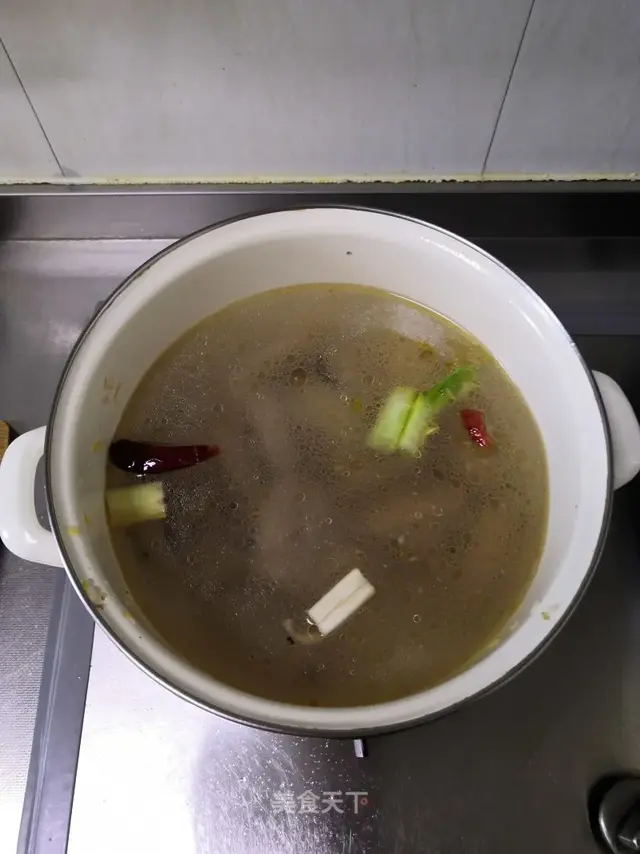 酸菜排骨炖粉条，酸菜排骨炖粉条的做法（口感酸爽很是下饭）