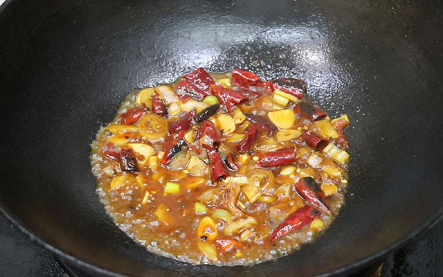 简单的干锅鸡怎么做，香辣爽口的干锅鸡块