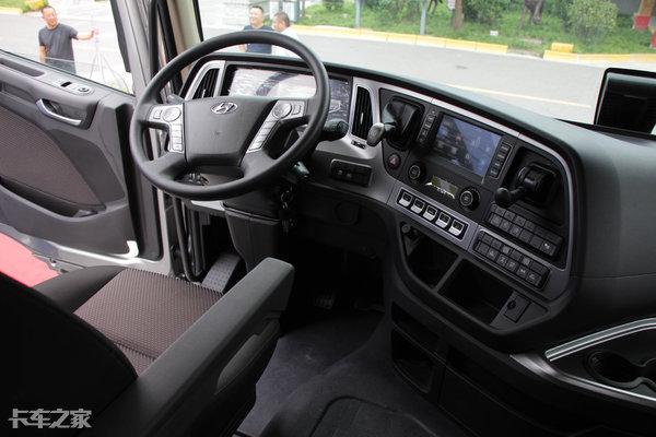 看完了外观和动力系统,我们再来看内饰,内饰上,现代创虎很有自己的