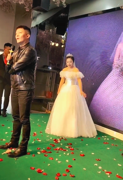 杨志刚妻子是谁，杨志刚妻子（干妈张少华出院特意来接）