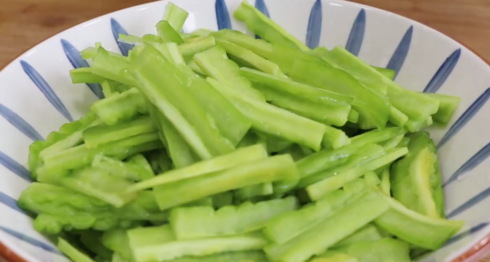 圖片[2]-【肉末煸苦瓜】做法步驟圖 鮮香下飯沒苦味 小孩也愛吃-起舞食譜網