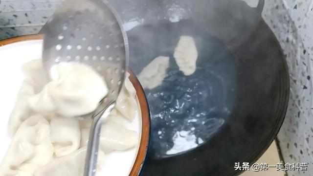 牛肉馅水饺怎么调馅好吃，牛肉饺子的馅怎么调才好吃（这才是牛肉馅饺子最经典做法）