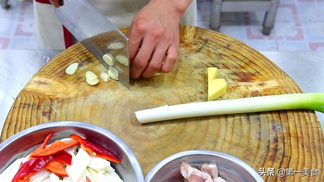 茭白怎么做好吃，茭白怎么做既简单又好吃！（饭店大厨教你茭白炒肉的家常做法）