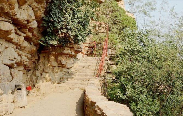 僧、尼、道共居一山修行  承德丰宁白云古洞景区，僧、尼、道共居一山修行（有一桥飞架两山之间的千年古刹）