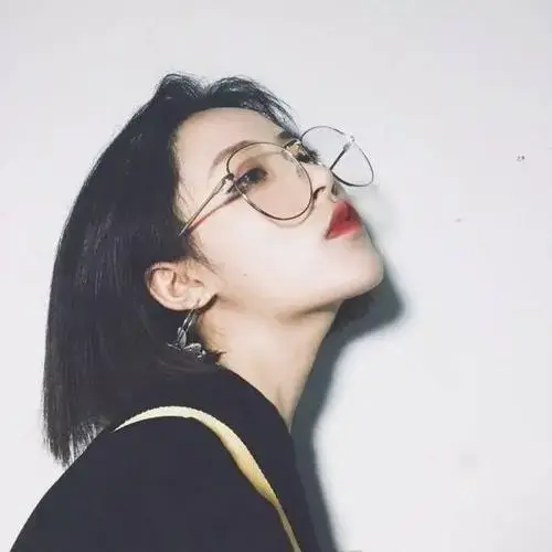 长脸适合什么眼镜，颧骨高适合什么眼镜（对于长脸的人来说）