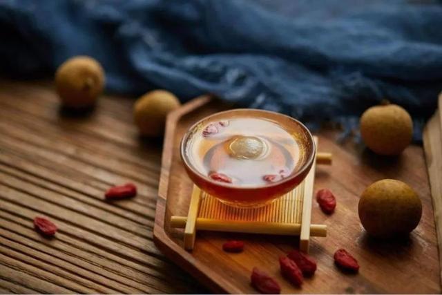 鹿茸血酒的功效和禁忌，先学会温酒~鹿茸泡酒更养生