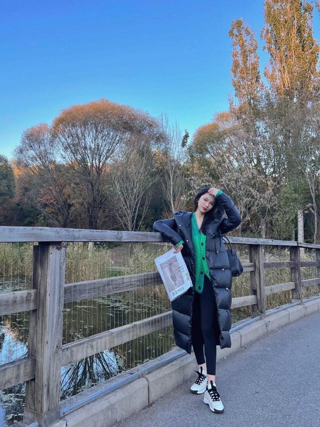 长款羽绒服图片，中长款羽绒服（这个冬天“长款羽绒服”又火了）