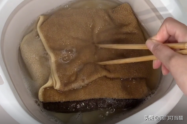 毛巾怎么洗又干净又软去味，生活小妙招毛巾怎么洗又干净又软（毛巾用久了油腻发黄有异味）