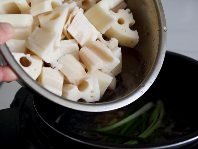 炖藕怎样炖得又粉又烂，莲藕怎么炖才能烂（方法简单很实用）