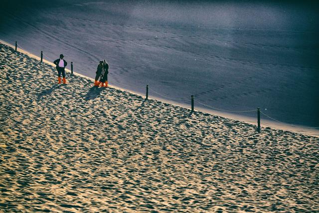 月牙泉是哪个城市的，月牙泉是哪个城市的别称（月牙泉是天的镜子沙漠的眼）