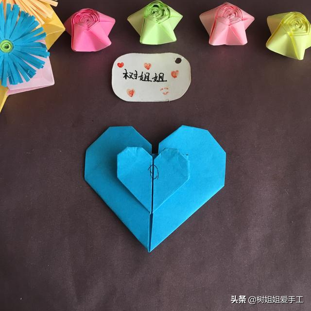 手工折爱心折法，手工折爱心教程（实用折纸：双爱心书签）