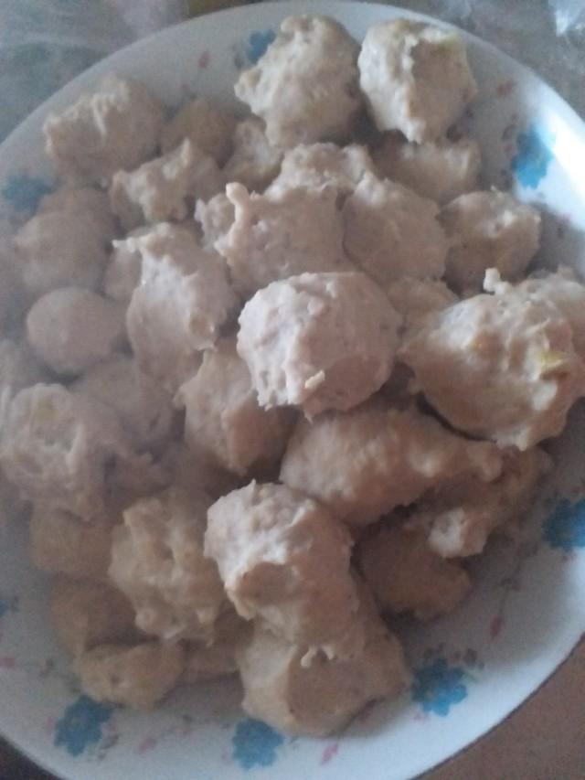 鱼肉丸子怎么做，鱼丸子怎么做好吃（制做鱼肉丸子。）