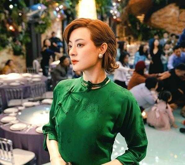 穿旗袍配什么发型，旗袍发饰造型（穿绿色旗袍配复古发型好有韵味）