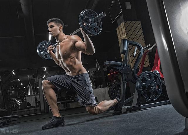 杠铃锻炼方法及图解，5个增肌最好的杠铃力量训练