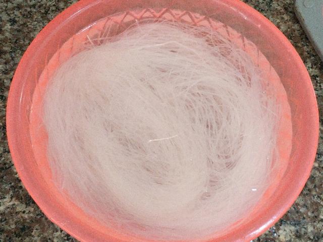 广东蒸米粉怎么做，广东蒸米粉怎么做好吃又简单（我家还是喜欢这样做的）